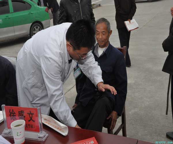 省“百名中醫(yī)下基層”活動專家來我縣開展義診活動