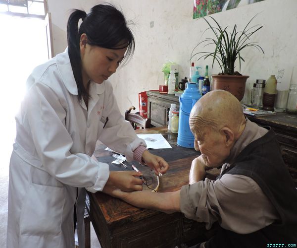 樅陽縣中醫(yī)共體為百歲老人免費(fèi)上門體檢
