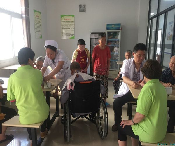 黨員義診  情暖養(yǎng)老服務(wù)中心