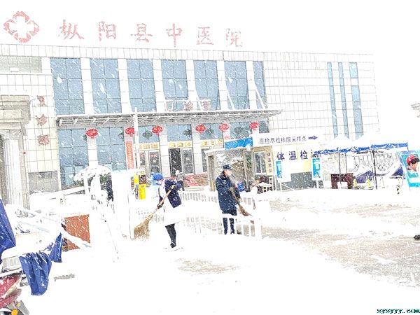 鏟雪現(xiàn)真情，行動(dòng)暖人心