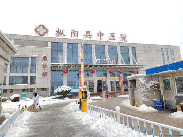 鏟雪現(xiàn)真情，行動(dòng)暖人心